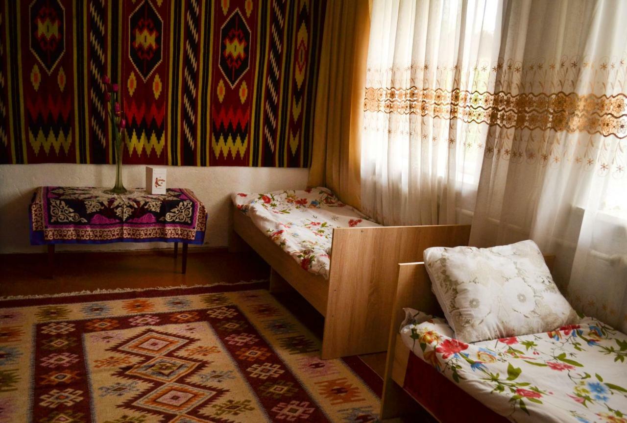 Guesthouse Bermet Tong Ngoại thất bức ảnh